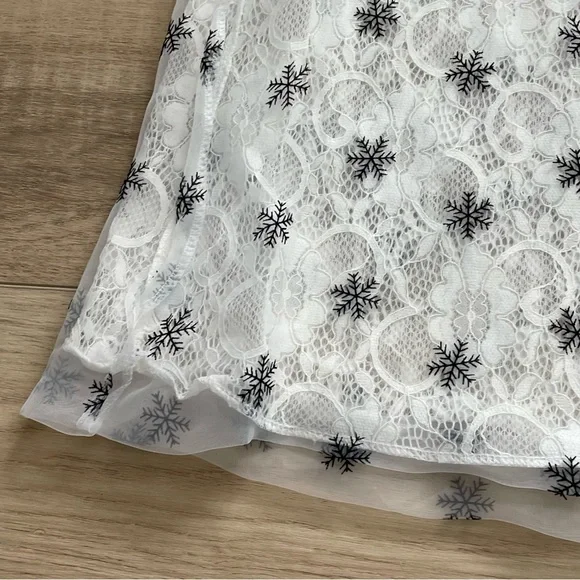 Snowflake and lace blouse - Picture 11 of 12